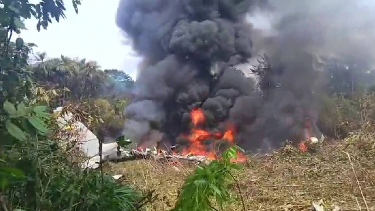 Kolombiya’da askeri uçak düştü! Uçakta en az 110 kişi var