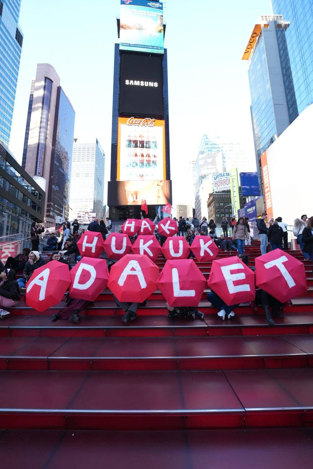 Times Square’de İmamoğlu mesajı