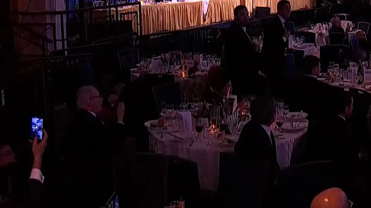 Silah sesleri yükseldi, o yemeğine devam etti