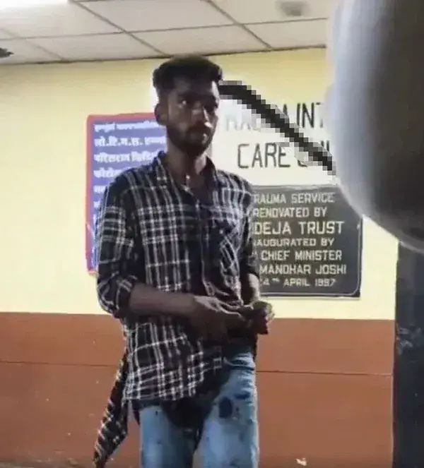 Başında palayla telefon kullanmaya devam etti