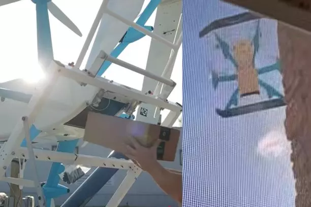 Amazon teslimat dronu apartmana çarpıp düştü