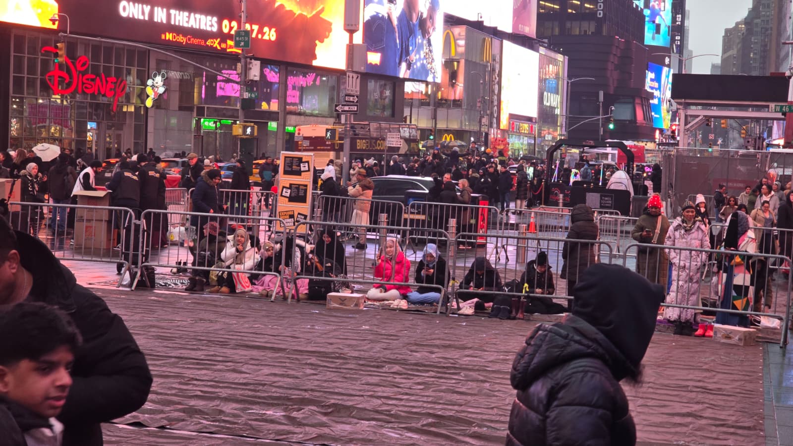 Times Meydanı'nda ezan sesleri: İftar sonrası teravih namazı kılındı
