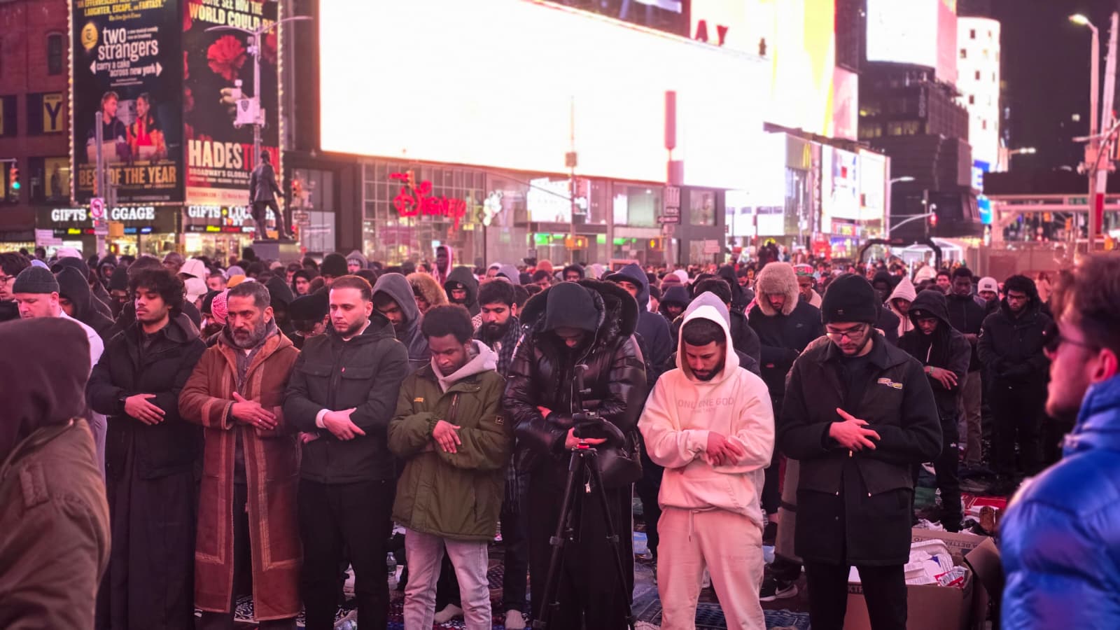 Times Meydanı'nda ezan sesleri: İftar sonrası teravih namazı kılındı